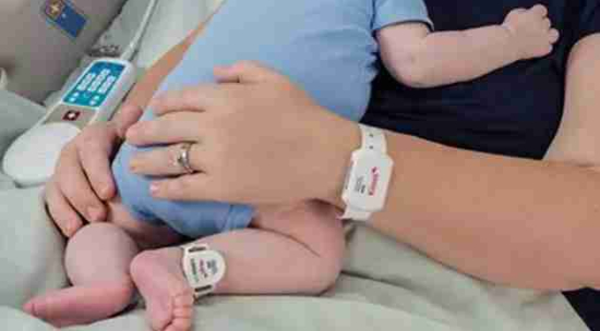 SH_Hosp_Kisses_mother_baby_matching_closeup